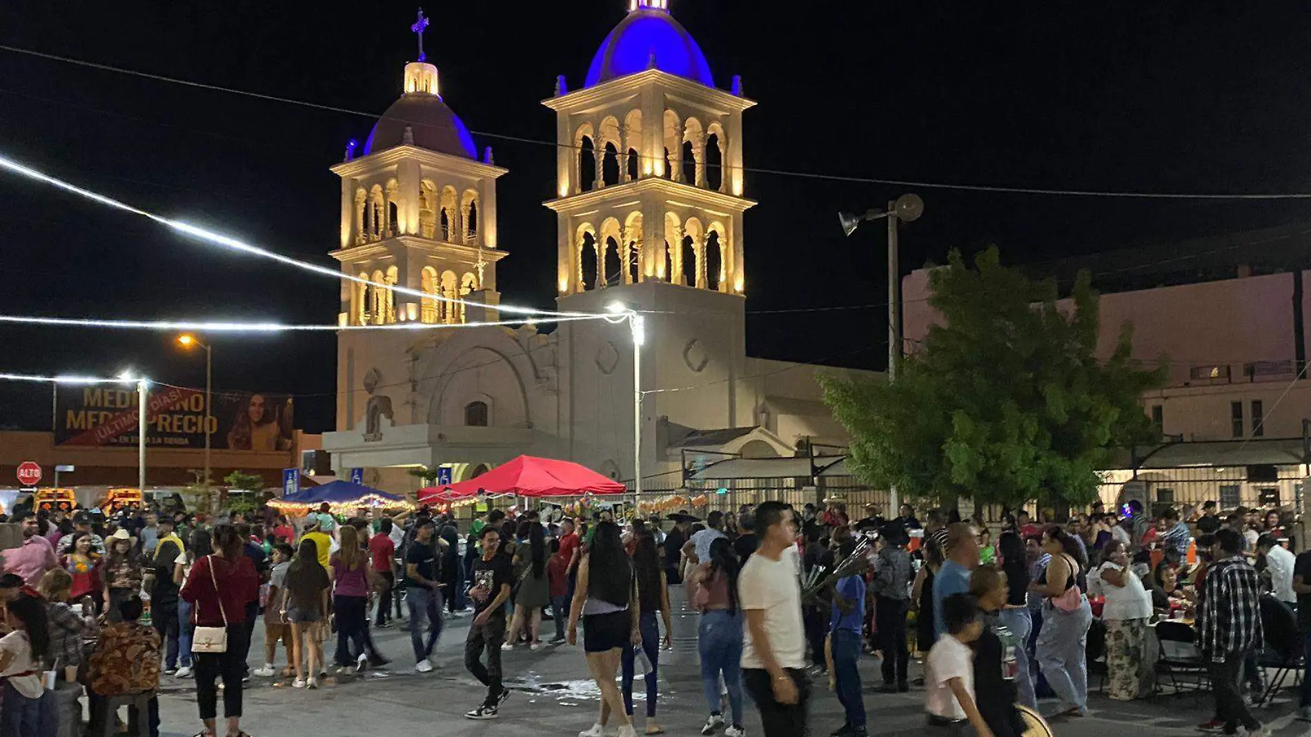 a gente pudo caminar tranquila entre los puestos de antojitos y en la extensión del Parque Benito Juárez y la Explanada del Palacio Municipal